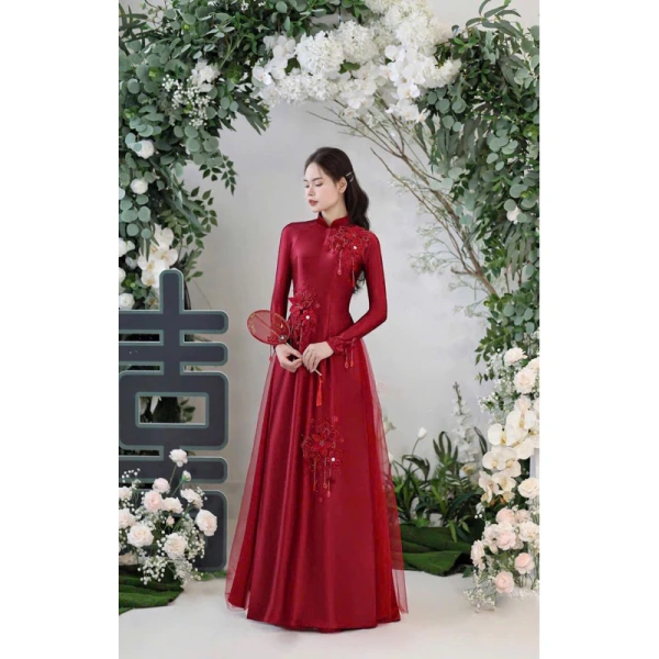 Áo dài dâu đính hoa thủ công: vẻ đẹp tỉ mỉ khiến người mặc đặt câu hỏi về độ bền lâu dài - Ảnh 1