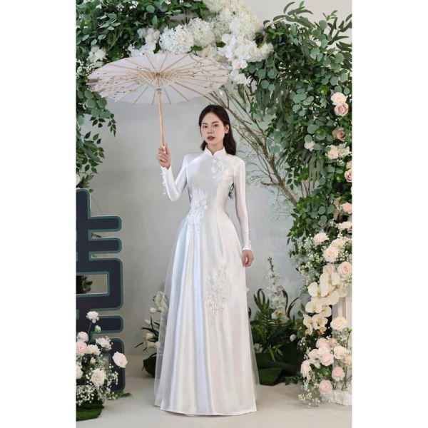 Đối với những bộ áo dài có hoa đính tay, việc bảo quản đúng cách là yếu tố quyết định để duy trì vẻ đẹp và độ bền. (Ảnh 3)