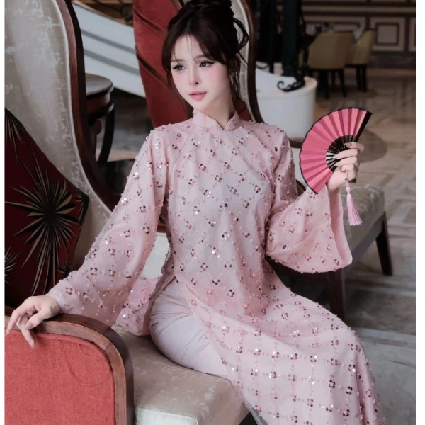Một mẫu áo được giới thiệu hiện nay có giá ưu đãi 699.000 VND (giá gốc 859.770 VND). (Ảnh 5) Một mẫu áo được giới thiệu hiện nay có giá ưu đãi 699.000 VND (giá gốc 859.770 VND). (Ảnh 5)