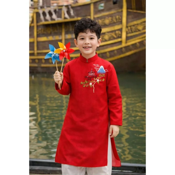 Không ít phụ huynh báo cáo rằng trẻ khi mặc áo dài truyền thống thường “khép mình” và không muốn chạy nhảy. (Ảnh 2) Không ít phụ huynh báo cáo rằng trẻ khi mặc áo dài truyền thống thường “khép mình” và không muốn chạy nhảy. (Ảnh 2)