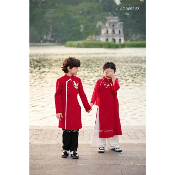 Áo dài đỏ óng bẩy, chuẩn form khiến mọi người ngại chụp ảnh tự nhiên hơn dự đoán. - Ảnh 2 Áo dài đỏ óng bẩy, chuẩn form khiến mọi người ngại chụp ảnh tự nhiên hơn dự đoán. - Ảnh 2