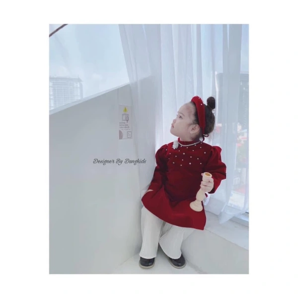 Khi chọn áo dài đôi cho bé, chất liệu là yếu tố quyết định về độ thoải mái, độ bền và cả khả năng giữ form khi di chuyển. (Ảnh 3)