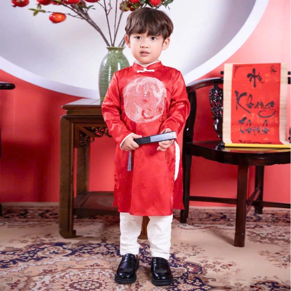 Áo dài đôi thêu long phượng rực đỏ: phụ huynh phát hiện bất ngờ khi sự sang trọng gấm Hàn gặp độ co giãn cho bé. - Ảnh 3 Áo dài đôi thêu long phượng rực đỏ: phụ huynh phát hiện bất ngờ khi sự sang trọng gấm Hàn gặp độ co giãn cho bé. - Ảnh 3
