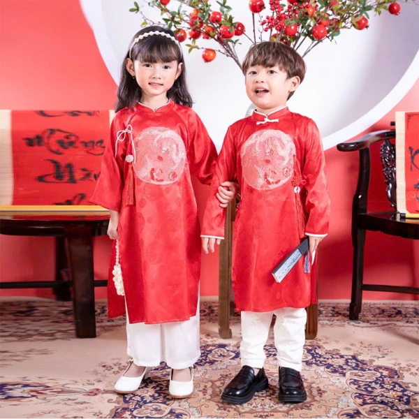 Đối với bé trai, giày lười bằng da bóng hoặc dép sandal gỗ truyền thống sẽ hài hòa. (Ảnh 5) Đối với bé trai, giày lười bằng da bóng hoặc dép sandal gỗ truyền thống sẽ hài hòa. (Ảnh 5)