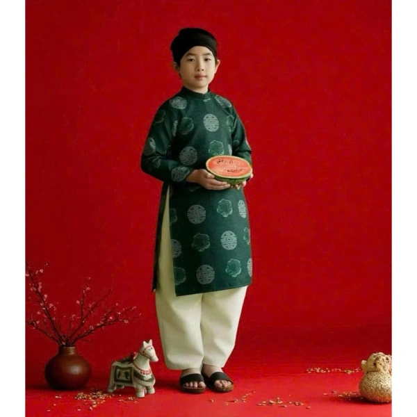 Áo dài gấm dịp Tết khiến bố và con nhận ra một chi tiết nhỏ nhưng quan trọng khi chụp ảnh gia đình. - Ảnh 4