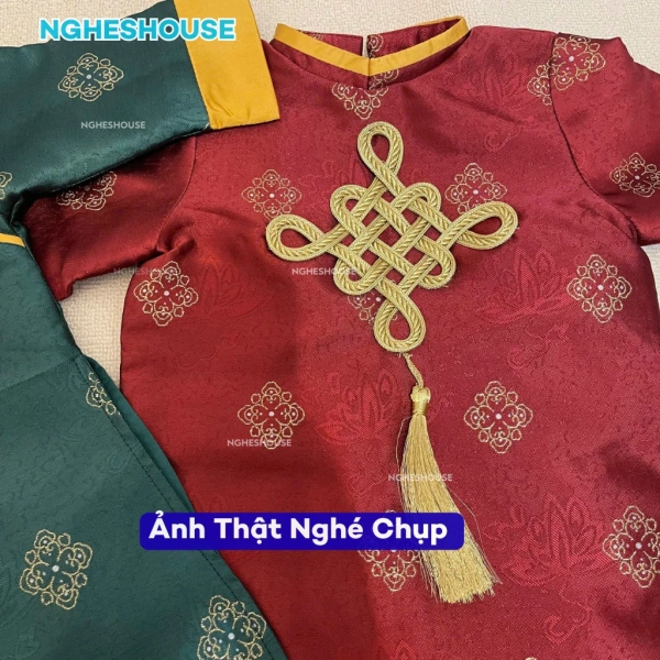 Trong những năm gần đây, nhà thiết kế đã tạo ra phiên bản “điện tử” của áo dài gấm – thường bao gồm vải công nghệ cao, lớp lót êm hơn và họa tiết in 3D. (Ảnh 5) Trong những năm gần đây, nhà thiết kế đã tạo ra phiên bản “điện tử” của áo dài gấm – thường bao gồm vải công nghệ cao, lớp lót êm hơn và họa tiết in 3D. (Ảnh 5)