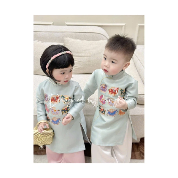Mỗi bộ áo dài cặp đôi không chỉ là trang phục mà còn là một phần ký ức của gia đình. (Ảnh 2) Mỗi bộ áo dài cặp đôi không chỉ là trang phục mà còn là một phần ký ức của gia đình. (Ảnh 2)