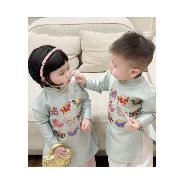 Để giữ cho áo dài gấm thêu luôn mới như ngày đầu, bạn có thể tham khảo một số hướng dẫn sau đây, được tổng hợp dựa trên kinh nghiệm của các chuyên gia và người tiêu dùng lâu năm. (Ảnh 3) Để giữ cho áo dài gấm thêu luôn mới như ngày đầu, bạn có thể tham khảo một số hướng dẫn sau đây, được tổng hợp dựa trên kinh nghiệm của các chuyên gia và người tiêu dùng lâu năm. (Ảnh 3)