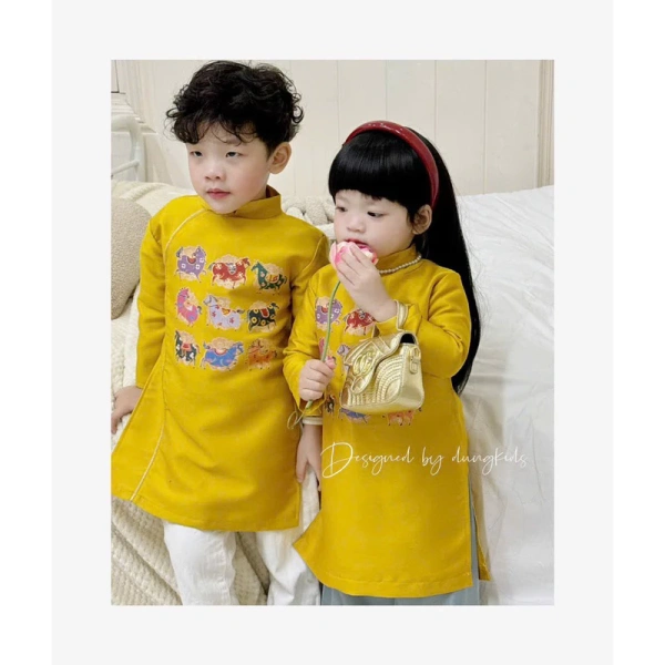 Để minh hoạ cách lựa chọn áo dài gấm thêu phù hợp, chúng tôi xin giới thiệu một mẫu áo dài trẻ em cặp đôi đang được ưa chuộng trên thị trường hiện nay: A175‑Áo dài trẻ em cặp đôi trai gái 2 MÀU XANH, VÀNG chất gấm cao cấp hoạ tiết thêu. (Ảnh 4) Để minh hoạ cách lựa chọn áo dài gấm thêu phù hợp, chúng tôi xin giới thiệu một mẫu áo dài trẻ em cặp đôi đang được ưa chuộng trên thị trường hiện nay: A175‑Áo dài trẻ em cặp đôi trai gái 2 MÀU XANH, VÀNG chất gấm cao cấp hoạ tiết thêu. (Ảnh 4)