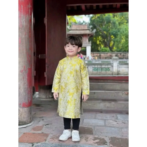Đối với những gia đình đang tìm kiếm một bộ áo dài gấm vàng chất lượng, Áo dài Gia Đình tone Vàng chất Gấm vân cao cấp cho nam / vải gấm mềm tay lông vũ cho nữ - Áo Dài Thiết Kế Linh Sơn là một lựa chọn đáng cân nhắc. (Ảnh 5)