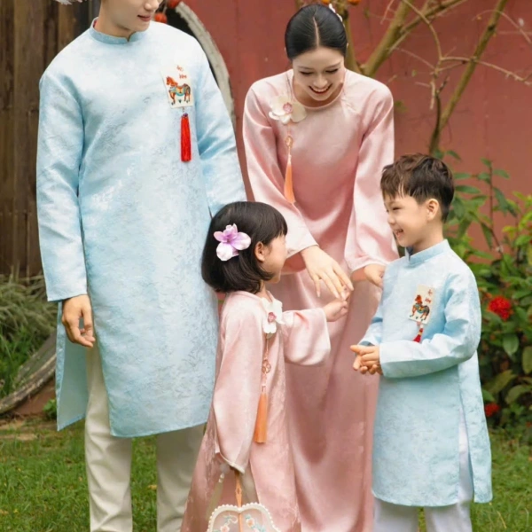 Áo dài gia đình ngày Tết: chất liệu gấm dệt dày dặn và lụa mềm mại thực sự ảnh hưởng đến độ thoải mái suốt cả ngày - Ảnh 1