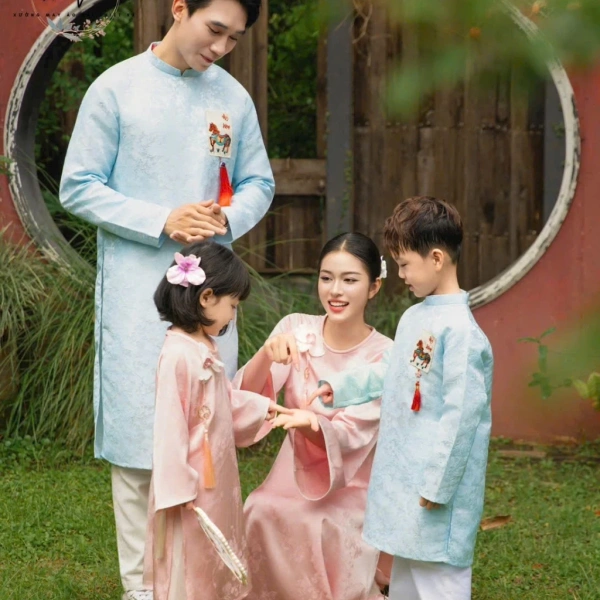 Gấm dệt là loại vải truyền thống được sử dụng rộng rãi trong các thiết kế áo dài cổ truyền. (Ảnh 2)