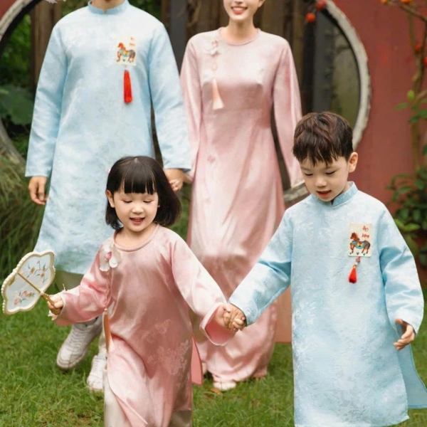 Trong khi bố lựa chọn gấm dệt, mẹ và các bé thường ưu tiên chất liệu lụa để mang lại cảm giác nhẹ nhàng, mềm mại trên da. (Ảnh 3)
