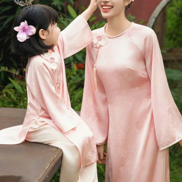 Để áo dài giữ nguyên cảm giác mềm mại và độ dày dặn suốt cả năm, việc bảo quản đúng cách rất quan trọng. (Ảnh 4)