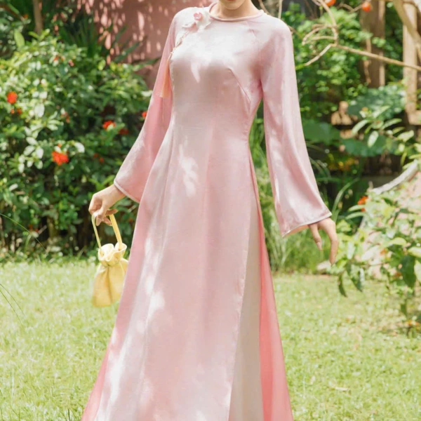 Với mục tiêu “độ thoải mái suốt cả ngày”, gấm dệt và lụa vẫn là lựa chọn ưu tiên, vì chúng vừa mang lại cảm giác truyền thống, vừa đáp ứng các nhu cầu về thoáng khí và độ co giãn nhẹ. (Ảnh 5)