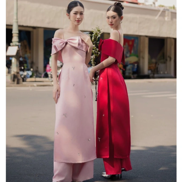 Trong thị trường áo dài hiện nay, mẫu Áo dài nữ thiết kế hai dây trễ vai từ dáng ôm 2 màu hồng và đỏ nổi bật kèm quần đang nhận được nhiều phản hồi tích cực nhờ việc cân bằng giữa thẩm mỹ và tiện ích. (Ảnh 5)