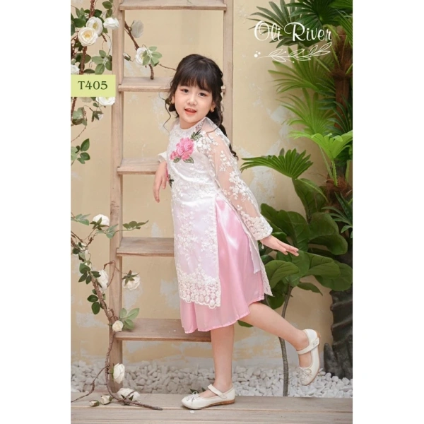 Áo dài hoa không phải là trang phục cô đơn; việc lựa chọn phụ kiện phù hợp sẽ giúp bé vừa duy trì được phong cách truyền thống mà vẫn có độ thoải mái tối ưu. (Ảnh 3) Áo dài hoa không phải là trang phục cô đơn; việc lựa chọn phụ kiện phù hợp sẽ giúp bé vừa duy trì được phong cách truyền thống mà vẫn có độ thoải mái tối ưu. (Ảnh 3)
