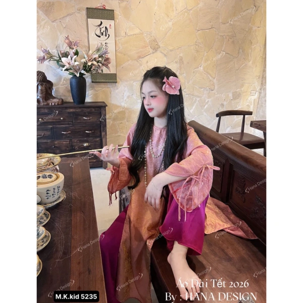 Áo dài thường được xem là trang phục “dài” và “cồng kềnh”, nhưng trong thực tế, mức độ linh hoạt còn tùy thuộc vào cách cắt may và chất liệu. (Ảnh 3)
