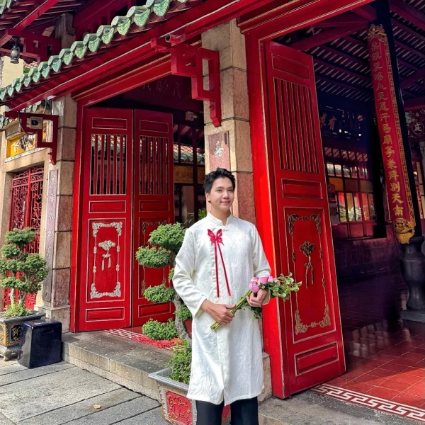 Áo dài nam cách tân Tết: Khi họa tiết dập nổi tinh tế lại gây khó khăn trong di chuyển thường ngày - Ảnh 4