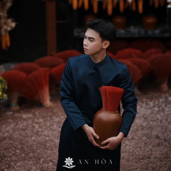Áo dài nam dày dặn tăng vẻ trang trọng cho lễ Tết, nhưng lại hạn chế sự linh hoạt trong di chuyển - Ảnh 4 Áo dài nam dày dặn tăng vẻ trang trọng cho lễ Tết, nhưng lại hạn chế sự linh hoạt trong di chuyển - Ảnh 4