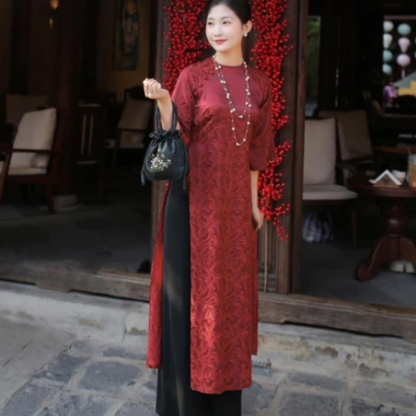 Áo dài suông (dáng xuông bầu) nổi bật nhờ đường cắt vừa rộng vừa thanh gọn, tạo cảm giác "bay tà" khi di chuyển. (Ảnh 2) Áo dài suông (dáng xuông bầu) nổi bật nhờ đường cắt vừa rộng vừa thanh gọn, tạo cảm giác "bay tà" khi di chuyển. (Ảnh 2)