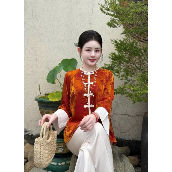 Một trong những yếu tố khiến bộ áo dài này phù hợp đặc biệt với lễ chùa là dáng suông vừa. (Ảnh 2) Một trong những yếu tố khiến bộ áo dài này phù hợp đặc biệt với lễ chùa là dáng suông vừa. (Ảnh 2)