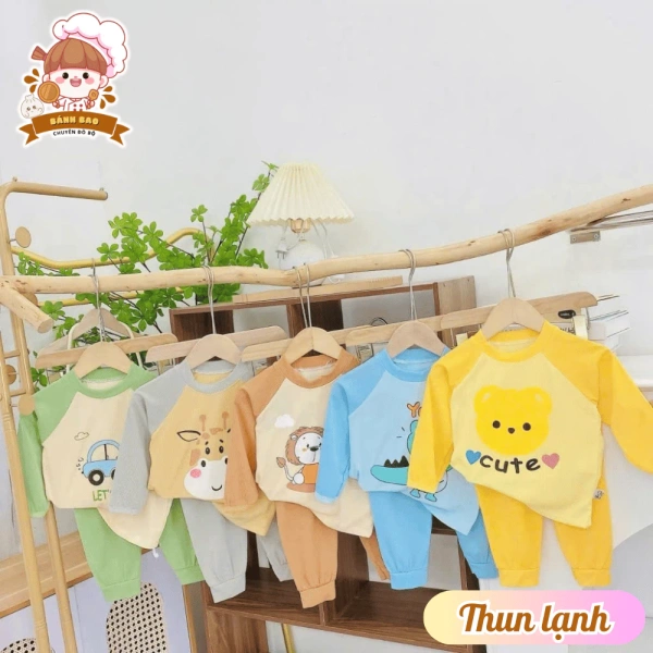 Áo dài tay thun trơn cổ nút cho bé từ 6‑16kg: khi cảm giác thoáng mát bất ngờ bị thách thức bởi thời tiết thay đổi. - Ảnh 1