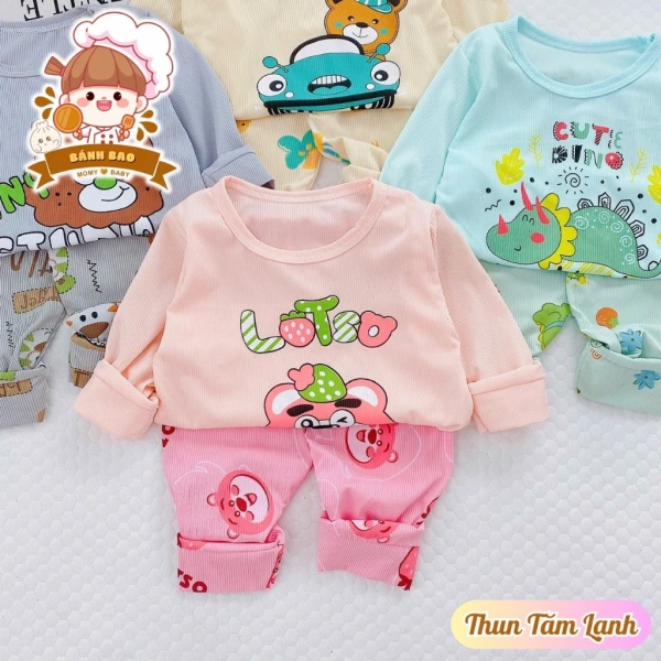 Đối với những bậc phụ huynh đang tìm kiếm một sản phẩm vừa đáp ứng yêu cầu “thoáng mát” vừa đủ “ấm áp” trong các buổi thời tiết chuyển đổi, Bộ Dài Tay Bé Trai Bé Gái Thun Tăm Lạnh Trơn Cổ Nút Thoáng Mát 6‑16Kg là một mẫu đáng cân nhắc. (Ảnh 4)