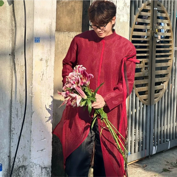 Lớp hai, hay còn gọi là lớp vải lót, thường được thêm vào để tạo độ dày, hỗ trợ form dáng và làm tăng tính bền vững của chiếc áo. (Ảnh 2)