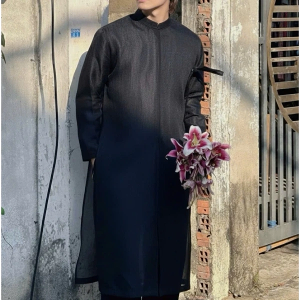 Trong danh sách các mẫu áo dài hiện có trên thị trường, Áo Dài Nam Cách Tân 2 lớp chất tơ ánh Menswear nổi bật với thiết kế tinh tế và tính năng đi kèm. (Ảnh 5)