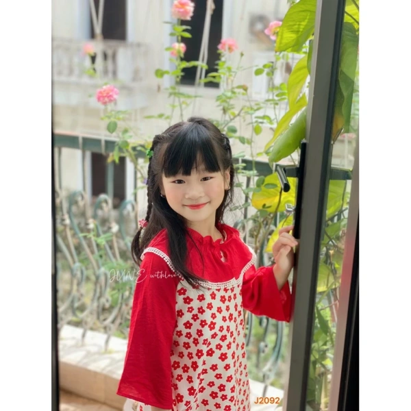 Vải satin pha lụa mềm loại 1 yêu cầu quy trình giặt nhẹ, tránh kéo căng hay chà xát mạnh. (Ảnh 4) Vải satin pha lụa mềm loại 1 yêu cầu quy trình giặt nhẹ, tránh kéo căng hay chà xát mạnh. (Ảnh 4)