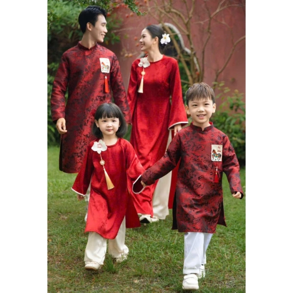 Người thường nhầm lẫn khi chỉ tập trung vào màu sắc chính mà quên tới yếu tố phụ kiện như khuy cài, lụa băng, nón lá… Khi một thành viên dùng phụ kiện cầu kỳ trong khi người khác đơn giản, “đồng màu” sẽ không tạo cảm giác đồng đều. (Ảnh 2)