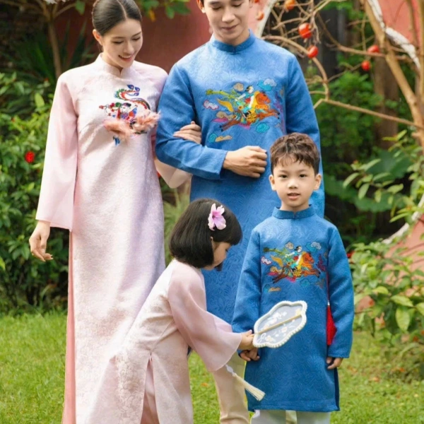 Áo dài Tết gia đình ôm trọn cả ngày, nhưng độ mịn của vải gấm có thể gây bất ngờ cho người mặc - Ảnh 1