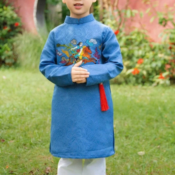 Áo dài Tết gia đình ôm trọn cả ngày, nhưng độ mịn của vải gấm có thể gây bất ngờ cho người mặc - Ảnh 5