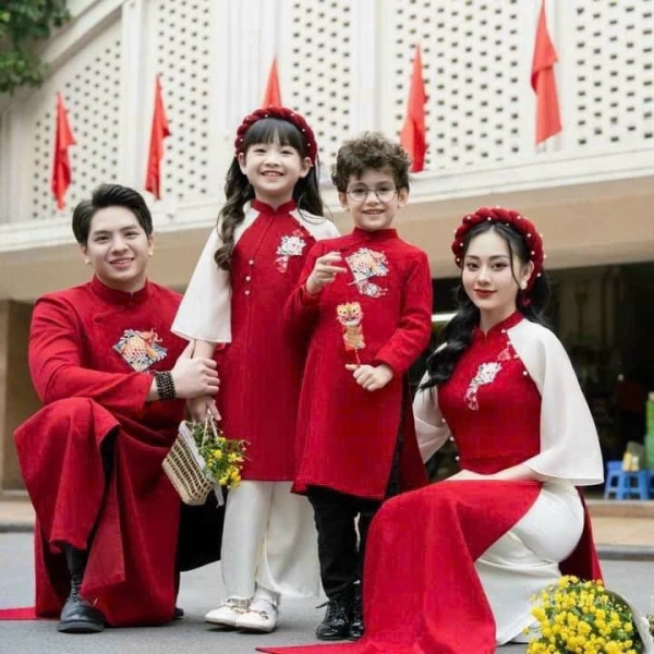 Hầu hết chúng ta đều quen với cảm giác lạnh lẽo khi mặc áo dài lụa, nhưng thường kèm theo là sự bám dính và khó chịu khi nhiệt độ tăng lên. (Ảnh 2) Hầu hết chúng ta đều quen với cảm giác lạnh lẽo khi mặc áo dài lụa, nhưng thường kèm theo là sự bám dính và khó chịu khi nhiệt độ tăng lên. (Ảnh 2)