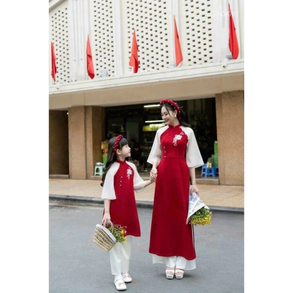 Trong những năm gần đây, áo dài gia đình cách tân với chất liệu vải “tuyết mưa” đã thu hút sự quan tâm của nhiều gia đình trẻ, bởi nó không chỉ đáp ứng tiêu chuẩn thẩm mỹ mà còn phù hợp với nhu cầu sử dụng lâu dài. (Ảnh 4) Trong những năm gần đây, áo dài gia đình cách tân với chất liệu vải “tuyết mưa” đã thu hút sự quan tâm của nhiều gia đình trẻ, bởi nó không chỉ đáp ứng tiêu chuẩn thẩm mỹ mà còn phù hợp với nhu cầu sử dụng lâu dài. (Ảnh 4)