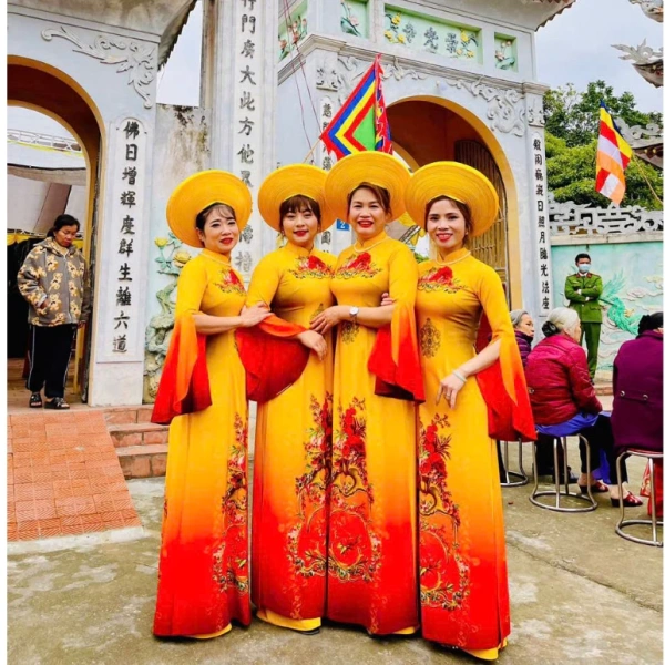 Lụa Nhật được lựa chọn làm vật liệu chính cho mẫu áo dài này không phải là ngẫu nhiên. (Ảnh 2) Lụa Nhật được lựa chọn làm vật liệu chính cho mẫu áo dài này không phải là ngẫu nhiên. (Ảnh 2)
