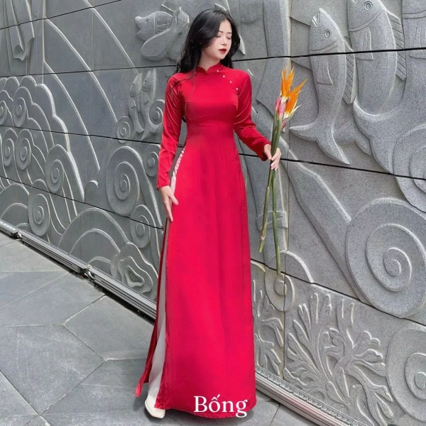 Một số phụ nữ khi mặc áo dài lụa đỏ có thể gặp trạng thái lo lắng, cảm giác “được xem xét” quá mức. (Ảnh 4) Một số phụ nữ khi mặc áo dài lụa đỏ có thể gặp trạng thái lo lắng, cảm giác “được xem xét” quá mức. (Ảnh 4)