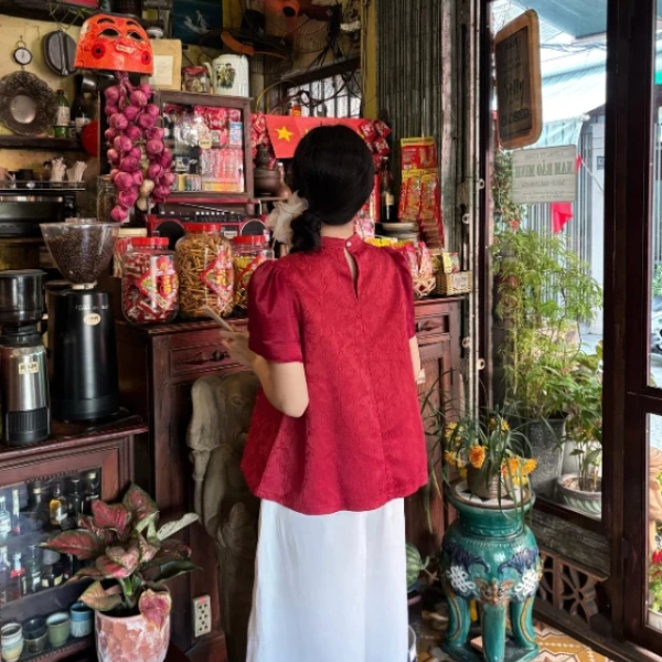 Thông thường, áo gấm được thiết kế đơn giản, tập trung vào họa tiết dệt. (Ảnh 2) Thông thường, áo gấm được thiết kế đơn giản, tập trung vào họa tiết dệt. (Ảnh 2)
