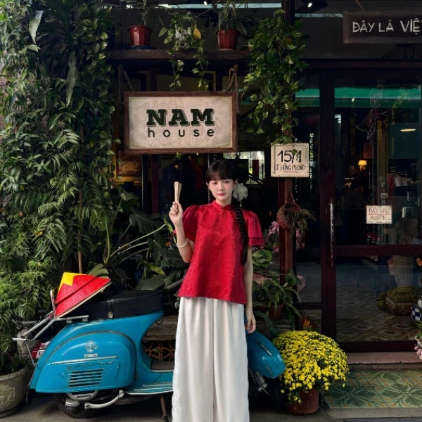 Áo đỏ vải gấm freesize với tay nơ: Khi vẻ sang trọng truyền thống khiến người mặc phải suy nghĩ lại về độ vừa vặn - Ảnh 4 Áo đỏ vải gấm freesize với tay nơ: Khi vẻ sang trọng truyền thống khiến người mặc phải suy nghĩ lại về độ vừa vặn - Ảnh 4