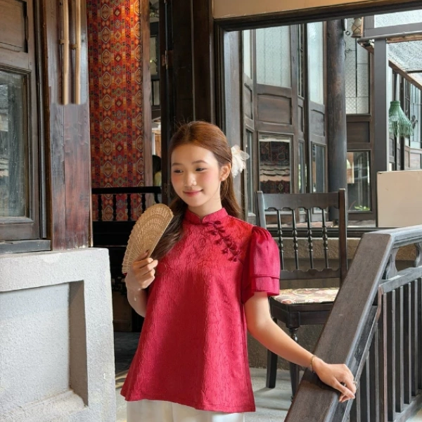 Thảo, 42 tuổi, một bà nội trợ thường tham gia các buổi lễ cúng, muốn tìm áo truyền thống mà vẫn cảm thấy nhẹ nhàng. (Ảnh 5) Thảo, 42 tuổi, một bà nội trợ thường tham gia các buổi lễ cúng, muốn tìm áo truyền thống mà vẫn cảm thấy nhẹ nhàng. (Ảnh 5)