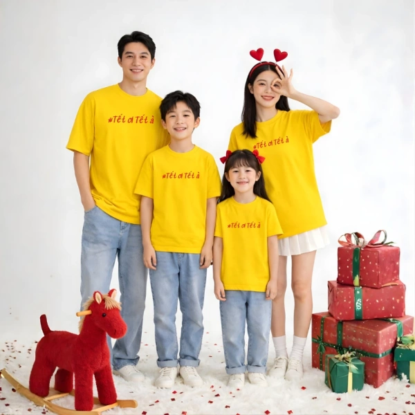 Một trong những mẫu áo đồng phục đang được nhiều gia đình quan tâm hiện nay là Áo phông gia đình Tết “Ôi Tết à” – BST Tết 2026 của Loza Kids (mã GĐ011). (Ảnh 3) Một trong những mẫu áo đồng phục đang được nhiều gia đình quan tâm hiện nay là Áo phông gia đình Tết “Ôi Tết à” – BST Tết 2026 của Loza Kids (mã GĐ011). (Ảnh 3)