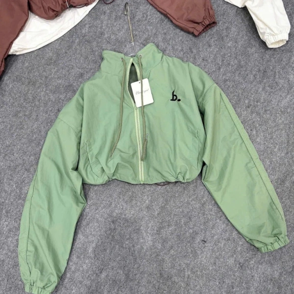 Áo gió croptop cổ cao 2 lớp với 2 túi tiện lợi: giữ ấm tuyệt vời nhưng lại khiến di chuyển trong phố hơi cản trở - Ảnh 4 Áo gió croptop cổ cao 2 lớp với 2 túi tiện lợi: giữ ấm tuyệt vời nhưng lại khiến di chuyển trong phố hơi cản trở - Ảnh 4