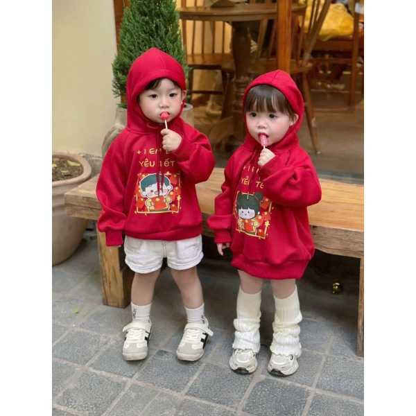 Áo hoodie dày và có mũ rộng có thể “kẹp” một phần vai và cổ của bé, tạo áp lực lên các khớp xương vai và cổ. (Ảnh 2)