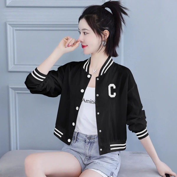 Mặc dù áo bomber ngắn đang thu hút nhiều sự chú ý, nhưng vẫn có những loại áo khác có tính năng đặc thù. (Ảnh 4) Mặc dù áo bomber ngắn đang thu hút nhiều sự chú ý, nhưng vẫn có những loại áo khác có tính năng đặc thù. (Ảnh 4)