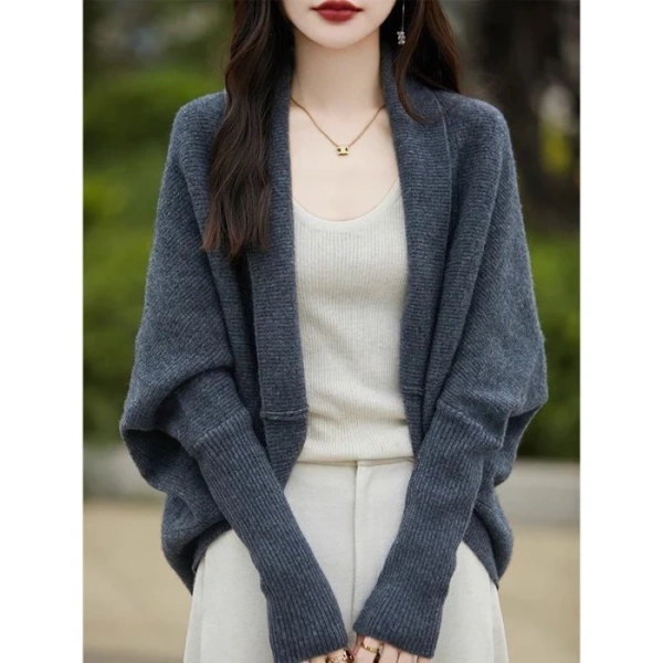 Mẫu áo này được thiết kế với họa tiết kén tinh tế, tay cánh rộng rãi giúp bảo vệ vùng vai và cổ khỏi gió lạnh. (Ảnh 5) Mẫu áo này được thiết kế với họa tiết kén tinh tế, tay cánh rộng rãi giúp bảo vệ vùng vai và cổ khỏi gió lạnh. (Ảnh 5)