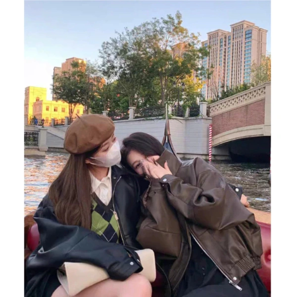 Ở thị trường hiện nay, người tiêu dùng thường phải lựa chọn giữa áo da thật (động vật) và áo da tổng hợp (nhựa PU/ PVC). (Ảnh 4) Ở thị trường hiện nay, người tiêu dùng thường phải lựa chọn giữa áo da thật (động vật) và áo da tổng hợp (nhựa PU/ PVC). (Ảnh 4)