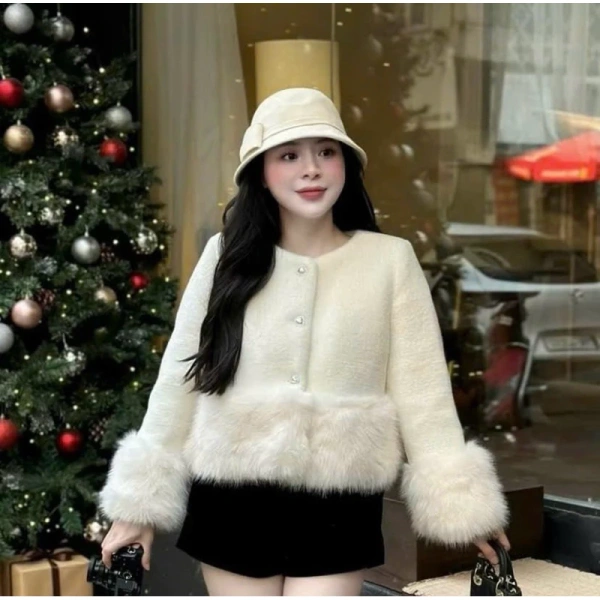 Áo khoác dạ nữ tay lông thỏ: Khi vẻ sang trọng lại khiến vòng tay cảm thấy hơi chật trong mỗi bước di chuyển - Ảnh 1 Áo khoác dạ nữ tay lông thỏ: Khi vẻ sang trọng lại khiến vòng tay cảm thấy hơi chật trong mỗi bước di chuyển - Ảnh 1
