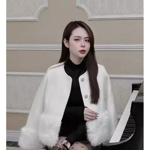 Áo khoác dạ luôn là lựa chọn hàng đầu vào những ngày đông lạnh, nhưng khi kết hợp với tay lông thỏ – một chi tiết được chăm chút tỉ mỉ, nó mang đến một phong cách vừa truyền thống vừa hiện đại. (Ảnh 2) Áo khoác dạ luôn là lựa chọn hàng đầu vào những ngày đông lạnh, nhưng khi kết hợp với tay lông thỏ – một chi tiết được chăm chút tỉ mỉ, nó mang đến một phong cách vừa truyền thống vừa hiện đại. (Ảnh 2)