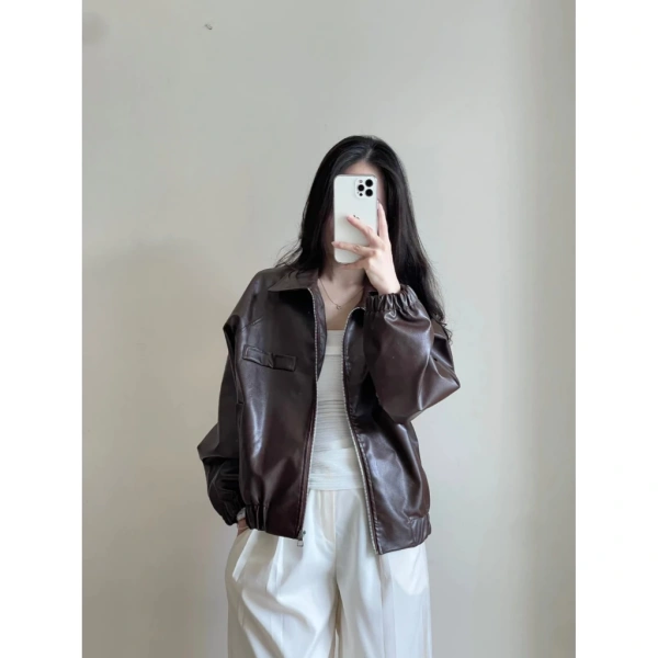 Để minh hoạ cho những phân tích ở trên, dưới đây là một mẫu áo khoác da croptop bomber thực tế đang được ưa chuộng trên thị trường – Áo khoác da form rộng Beyo áo da boxy 1 lớp dáng croptop bomber trendy thời trang năng động T080. (Ảnh 5) Để minh hoạ cho những phân tích ở trên, dưới đây là một mẫu áo khoác da croptop bomber thực tế đang được ưa chuộng trên thị trường – Áo khoác da form rộng Beyo áo da boxy 1 lớp dáng croptop bomber trendy thời trang năng động T080. (Ảnh 5)